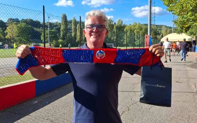 Pietralunghese, una sciarpa speciale per il patron Martinelli: “Un regalo fatto col cuore”