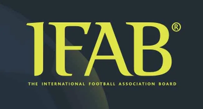 IFAB chiarisce la regola del doppio tocco: cosa cambia dal 1° luglio 2025